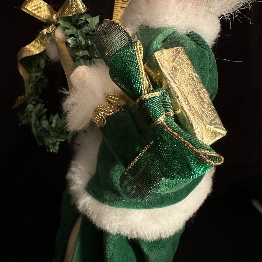 Byer’s‎ choice, 2006 Irish Saint Patrick caroler Victorian lady wreath presents - Picture 4 of 10